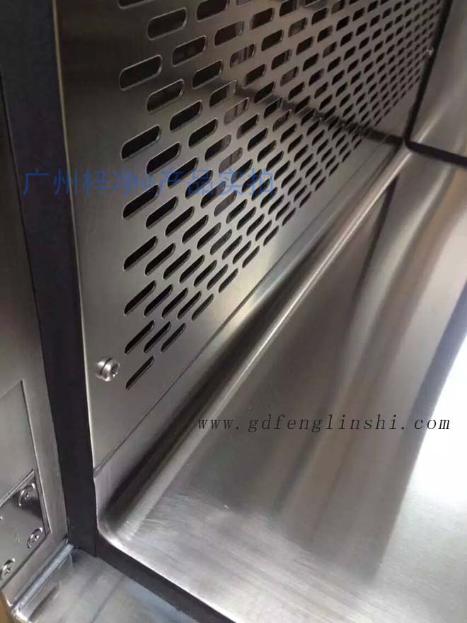 百級層流傳遞窗內(nèi)外雙層殼體，內(nèi)部四周圓弧處理，保證無縫隙連接；