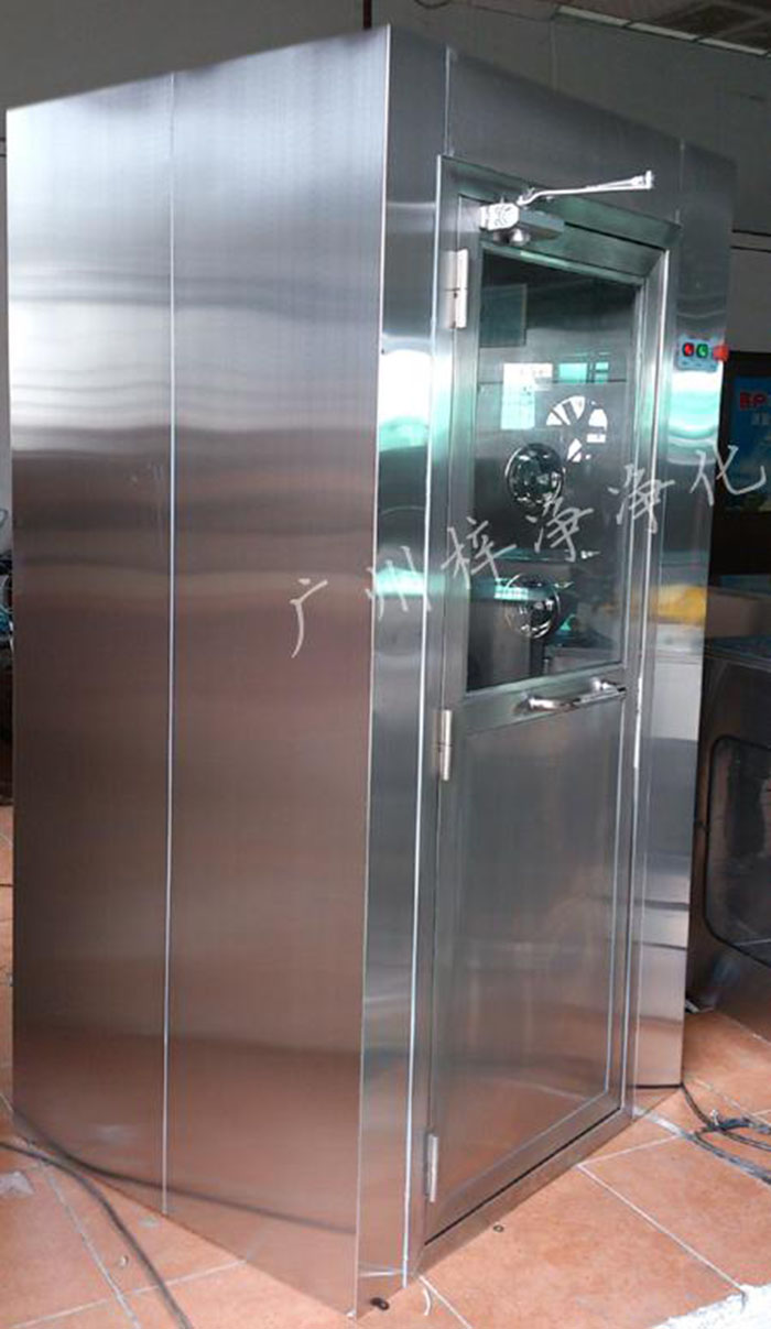 防爆風淋室主要配置有：防爆風機，離爆燈器等。