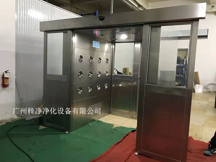 貨淋室是人員和貨物進(jìn)入潔凈室所必需的通道，它可以減少貨物進(jìn)出潔凈室所帶來(lái)的污染問(wèn)題。