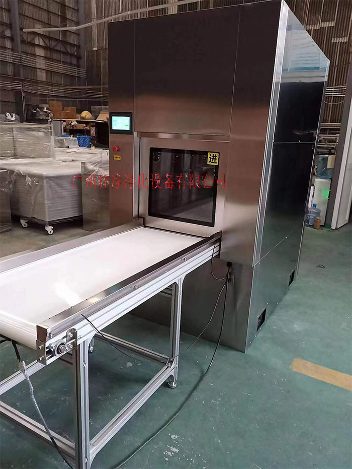 輸送帶傳遞窗還可吹淋被傳遞物品的表面，防止物品可能攜帶塵埃進(jìn)入潔凈室。