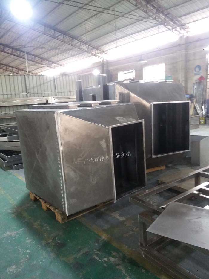 增壓新風(fēng)柜可根據(jù)不同的通風(fēng)管道布局，訂做不同的進出風(fēng)口方向的風(fēng)柜；