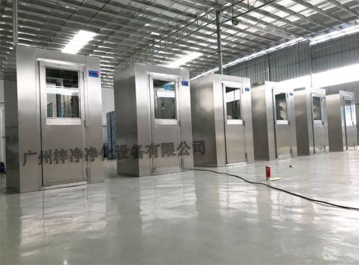 全不銹風淋室采用全不銹鋼材質制造，具有良好的耐腐蝕性、耐高溫性和耐磨損性。