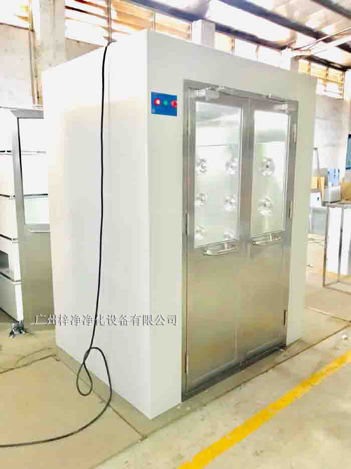 烤漆風淋室采用冷軋鋼板作為基材，表面經過烤漆處理。