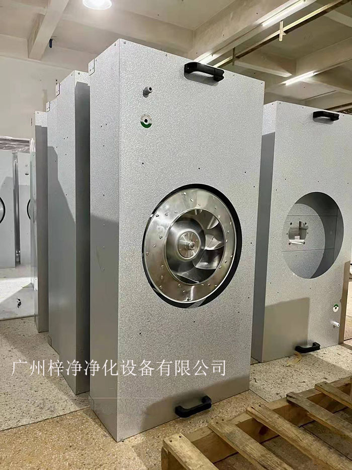 直流FFU適用于半導體、電子、平板顯示器和磁盤驅動器的廠家及光學、生物工業(yè)及其它對空氣中污染有嚴格控制要求的地方。