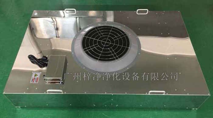 不銹鋼FFU廣泛應(yīng)用于電子、醫(yī)藥、生物工程、食品、化妝品等行業(yè)，如半導(dǎo)體生產(chǎn)線、藥品生產(chǎn)車間、實驗室、手術(shù)室等，為各類潔凈室提供穩(wěn)定的空氣潔凈度保障。