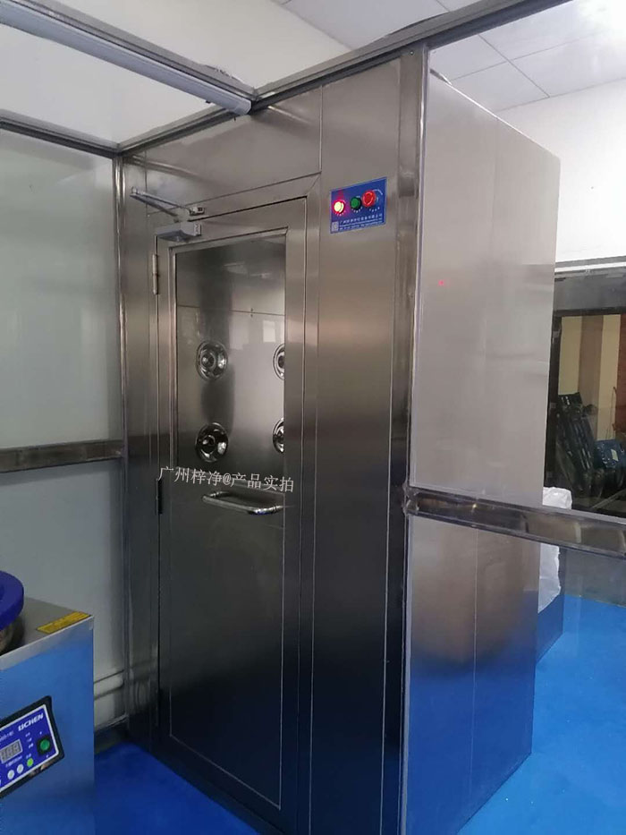 風(fēng)淋室作為一種重要的潔凈室設(shè)備，其內(nèi)部使用的初效過濾器和高效過濾器發(fā)揮著至關(guān)重要的作用。