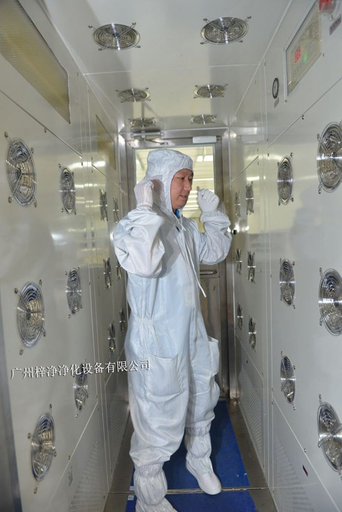 風(fēng)淋室是一種用于去除人員、物料表面塵埃的凈化設(shè)備