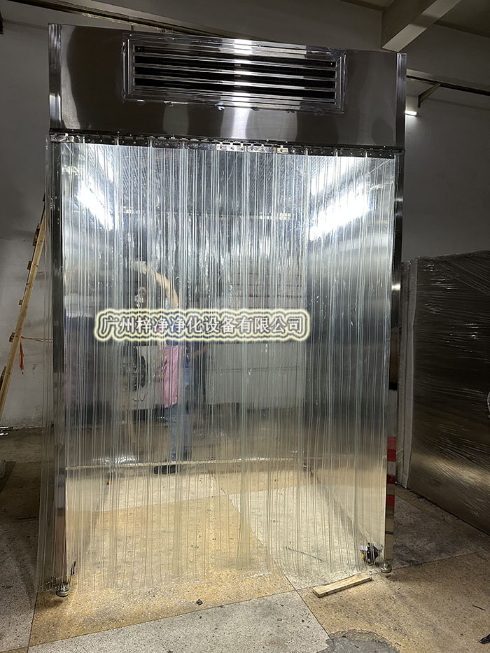 潔凈采樣車工作原理是從室內(nèi)空氣經(jīng)過(guò)初效過(guò)濾器、高效過(guò)濾器出風(fēng)的形式達(dá)到高潔凈度的工作環(huán)境，是一種垂直流局部空氣凈化裝置。