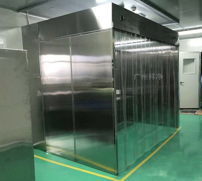 負(fù)壓稱量罩內(nèi)空氣經(jīng)初效過濾器、由離心風(fēng)機(jī)壓入靜壓箱，在經(jīng)高效過濾器后從氣流擴(kuò)散送風(fēng)單元出風(fēng)面吹出，潔凈空氣以均勻的斷面風(fēng)速流經(jīng)工作區(qū)，從而形成高潔凈的工作環(huán)境。