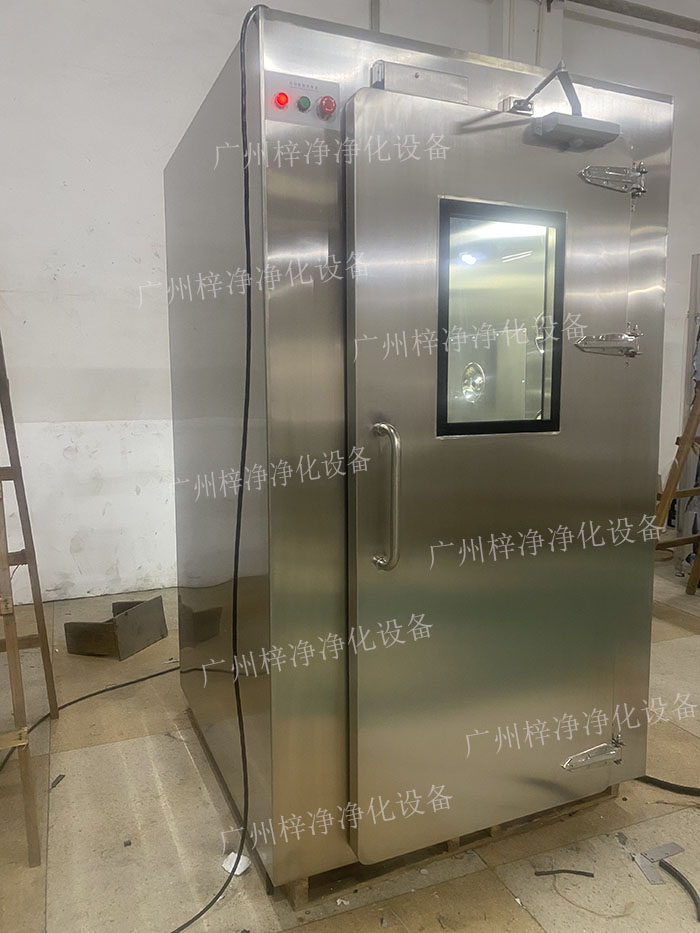 高端滿焊風(fēng)淋室采用滿焊接工藝，無縫連接，防止塵埃進(jìn)入，確保潔凈室的空氣質(zhì)量。