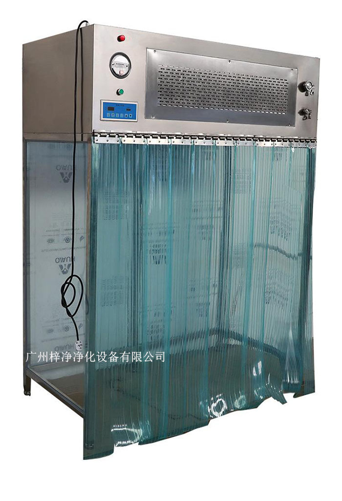 百級潔凈層流罩它主要由箱體、風機、初效空氣過濾器、高效空氣過濾器、阻尼層、燈具等組成。