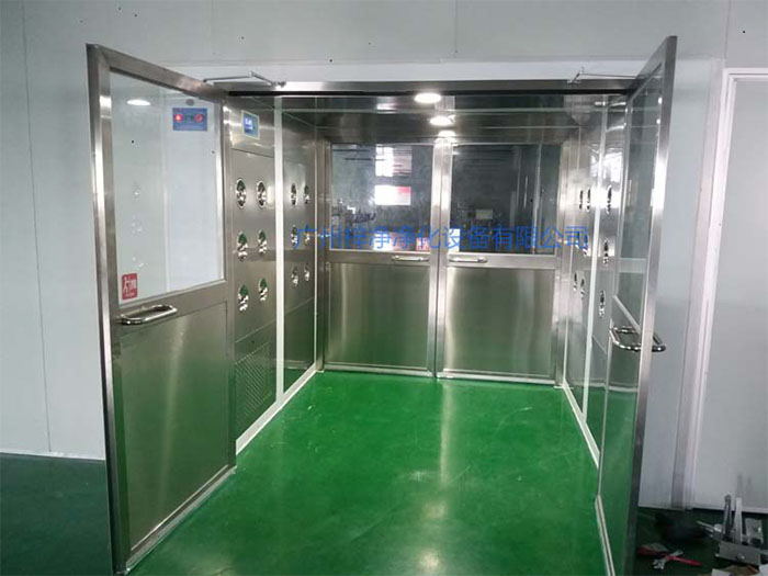 貨淋室用于對進入潔凈區(qū)的物料進行吹淋