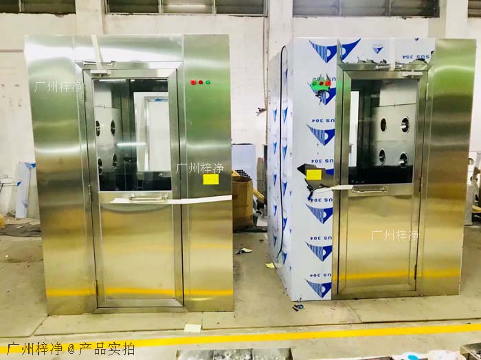 風(fēng)淋室安裝地面應(yīng)平整、堅(jiān)實(shí)，無(wú)油污、水漬等。