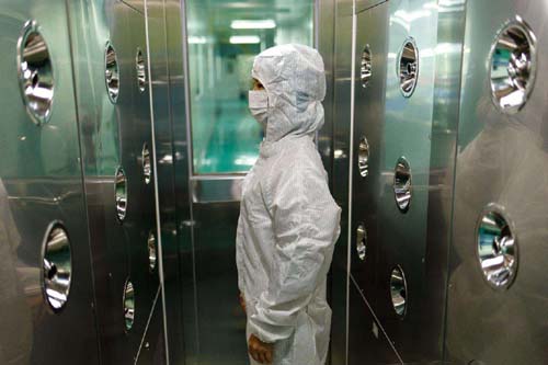 風淋室和貨淋室吹淋過程產生的灰塵通過三重機制實現(xiàn)定向處理。