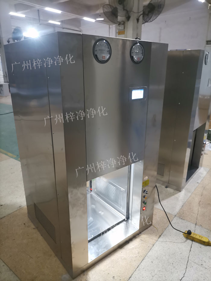 機器人機械臂傳遞窗是通過高精度的傳感器，實現(xiàn)機器人與傳遞窗的精準(zhǔn)對接。