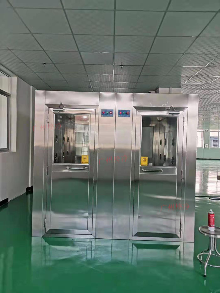 風(fēng)淋室主要功能是通過快速氣流的作用，去除人員和物料表面攜帶的塵埃和微生物，以確保進入潔凈室的人員和物料不會污染車間環(huán)境。