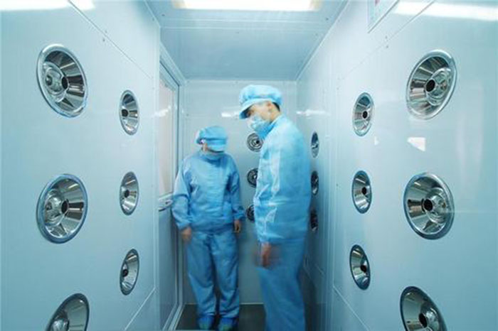 啟動(dòng)風(fēng)淋室按下啟動(dòng)按鈕，風(fēng)淋室開(kāi)始工作，風(fēng)機(jī)啟動(dòng)，過(guò)濾器開(kāi)始過(guò)濾空氣。