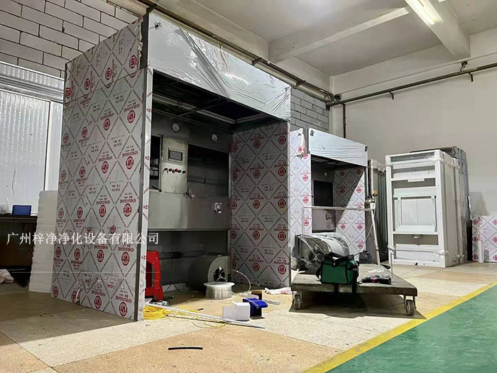 負(fù)壓稱稱量罩通過創(chuàng)造一個(gè)低氣壓的環(huán)境，防止生產(chǎn)過程中的粉塵、揮發(fā)物等有害物質(zhì)逸散到外界環(huán)境中，同時(shí)確保稱量結(jié)果的準(zhǔn)確性。