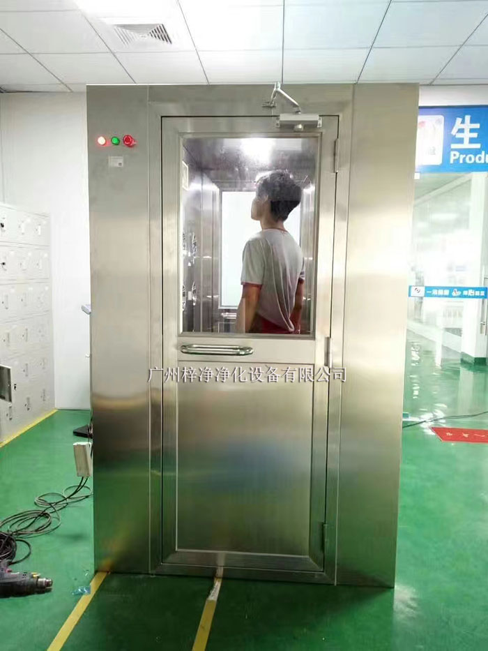 風(fēng)淋室作為防止塵埃進入潔凈室的重要設(shè)備