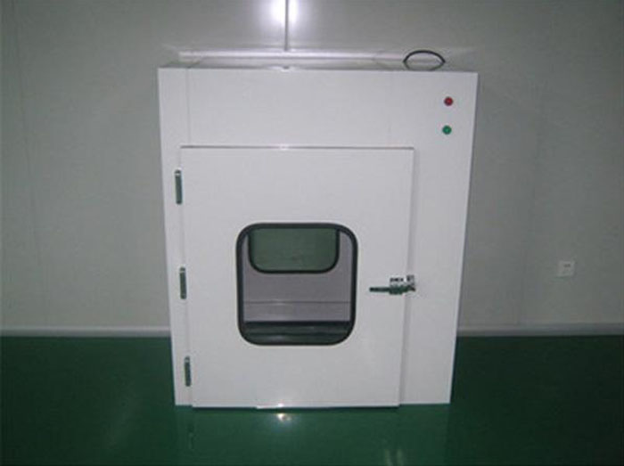 落地式傳遞窗在物料進出潔凈區(qū)，必須嚴格與人流通道分開，由生產(chǎn)車間物料專用通道進出。