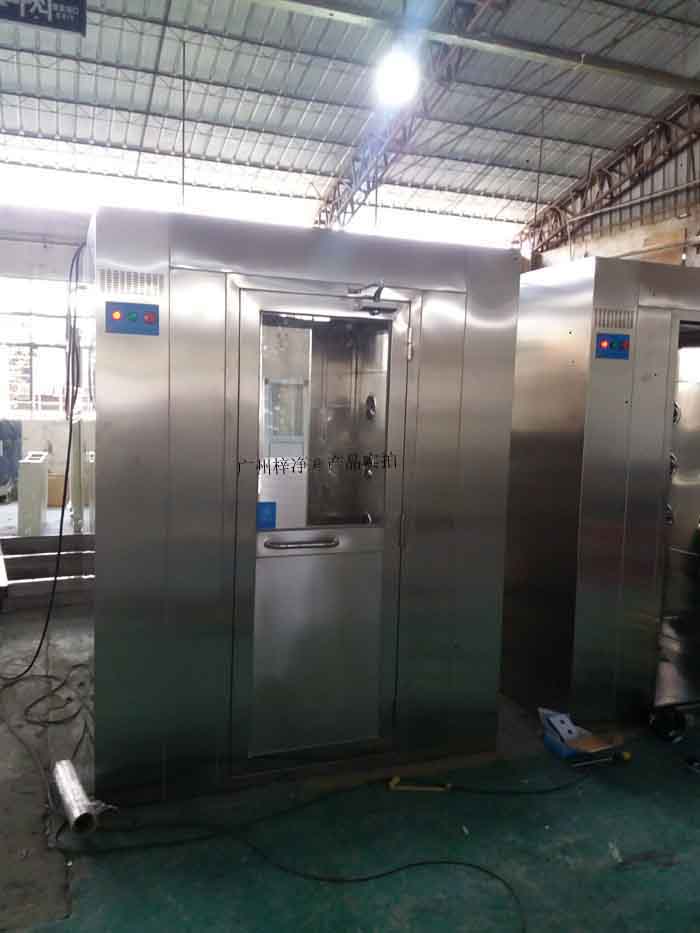 風(fēng)淋室在潔凈室半導(dǎo)體、藥品生產(chǎn)、食品加工等行業(yè)中扮演著至關(guān)重要，