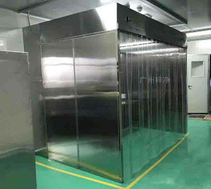 潔凈層流罩通過特殊的氣流組織，形成均勻、穩(wěn)定的氣流層，確保工作區(qū)域內(nèi)的空氣潔凈度。