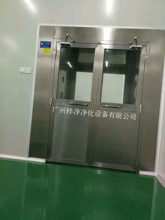 風(fēng)淋室能有效降低工作人員帶入的塵埃和污染物，保證潔凈室內(nèi)的空氣質(zhì)量。
