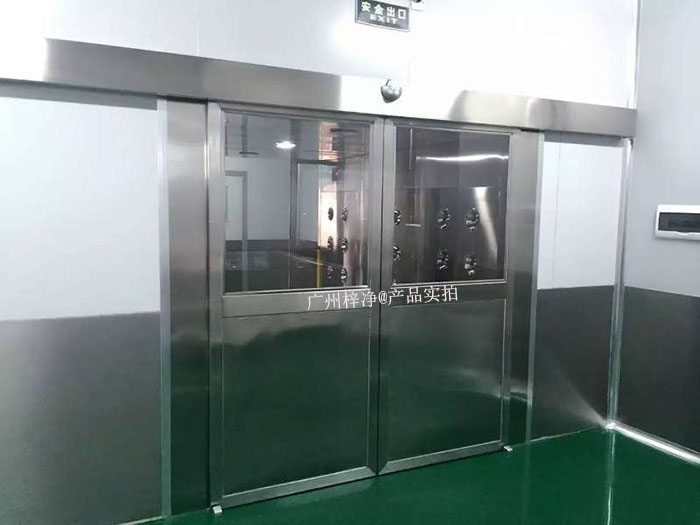 自動門風淋室采用自動感應技術，當人員接近時，門會自動開啟，人員通過后自動關閉。