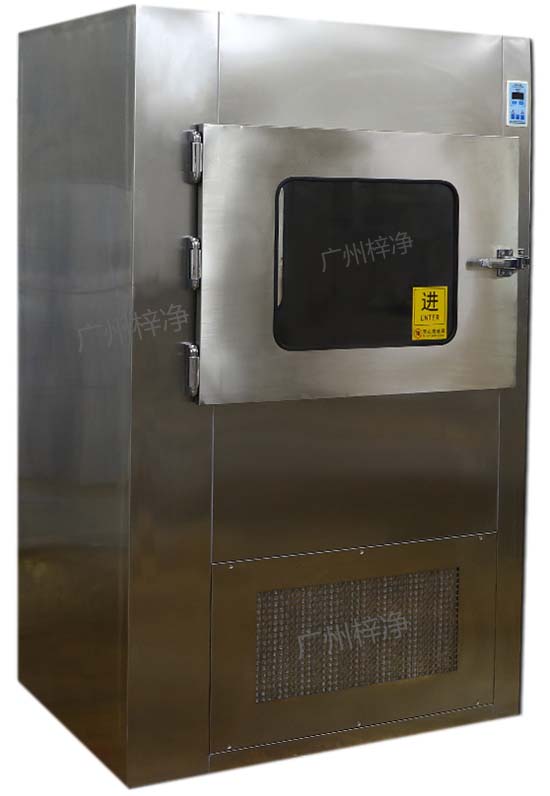 風(fēng)淋傳遞窗主要用于潔凈室和非潔凈區(qū)之間或不同等級(jí)不同壓力的潔凈室之間傳遞小物件的設(shè)備