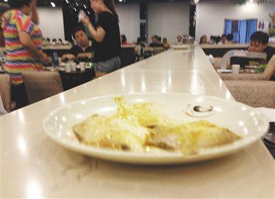 客人剩下的魚，被擺在一旁的石臺上，它們隨后被送往后廚，繞一圈后再次出現在餐臺。
