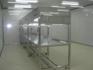 超凈工作臺(tái)是種提供局部?jī)艋膬艋O(shè)備，它的使用對(duì)改善工藝條件，提高產(chǎn)品質(zhì)量和增大成品率均有良好的效果。簡(jiǎn)單的說(shuō)就是：在特定的空間，進(jìn)行殺菌凈化的一種設(shè)備。</