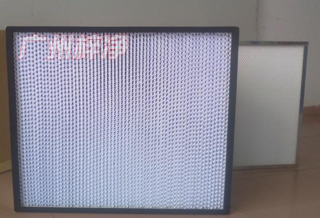 HS有隔板高效過(guò)濾器可廣泛用于光學(xué)電子、LCD液晶制造，生物醫(yī)藥、精密儀器、飲料食品，PCB印刷等行業(yè)無(wú)塵凈化車(chē)間的空調(diào)末端送風(fēng)處。