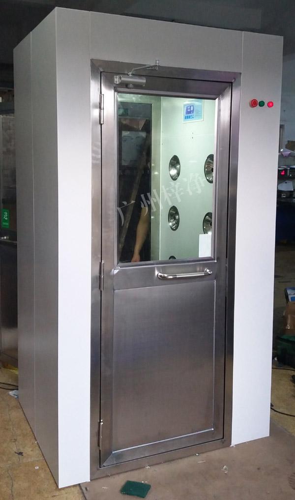 1200型風(fēng)淋室是進(jìn)入潔凈室所必需的通道，可以減少進(jìn)出潔凈室所帶來(lái)的污染問(wèn)題。